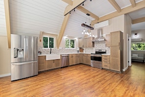 Private kitchen - Cozy 4-bedroom cabin in quaint Snohomish with AC and charm (Snohomish)