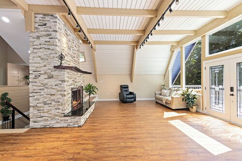 Cozy 4-bedroom cabin in quaint Snohomish with AC and charm