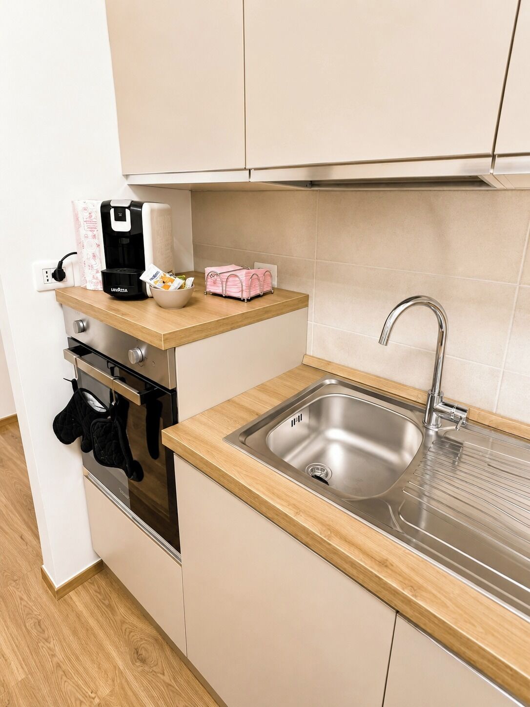 Coffee/tea maker, fridge, oven, stovetop