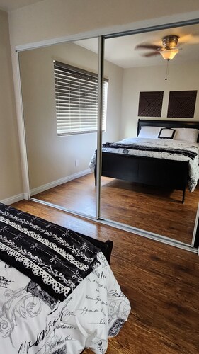 Beautiful 2-bedroom condo with AC in soothing long Beach.