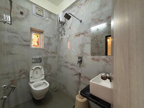 Phòng 4 có thiết kế đặc trưng, quang cảnh thành phố | Phòng tắm | Buồng tắm vòi sen, đồ dùng nhà tắm miễn phí, khăn tắm 