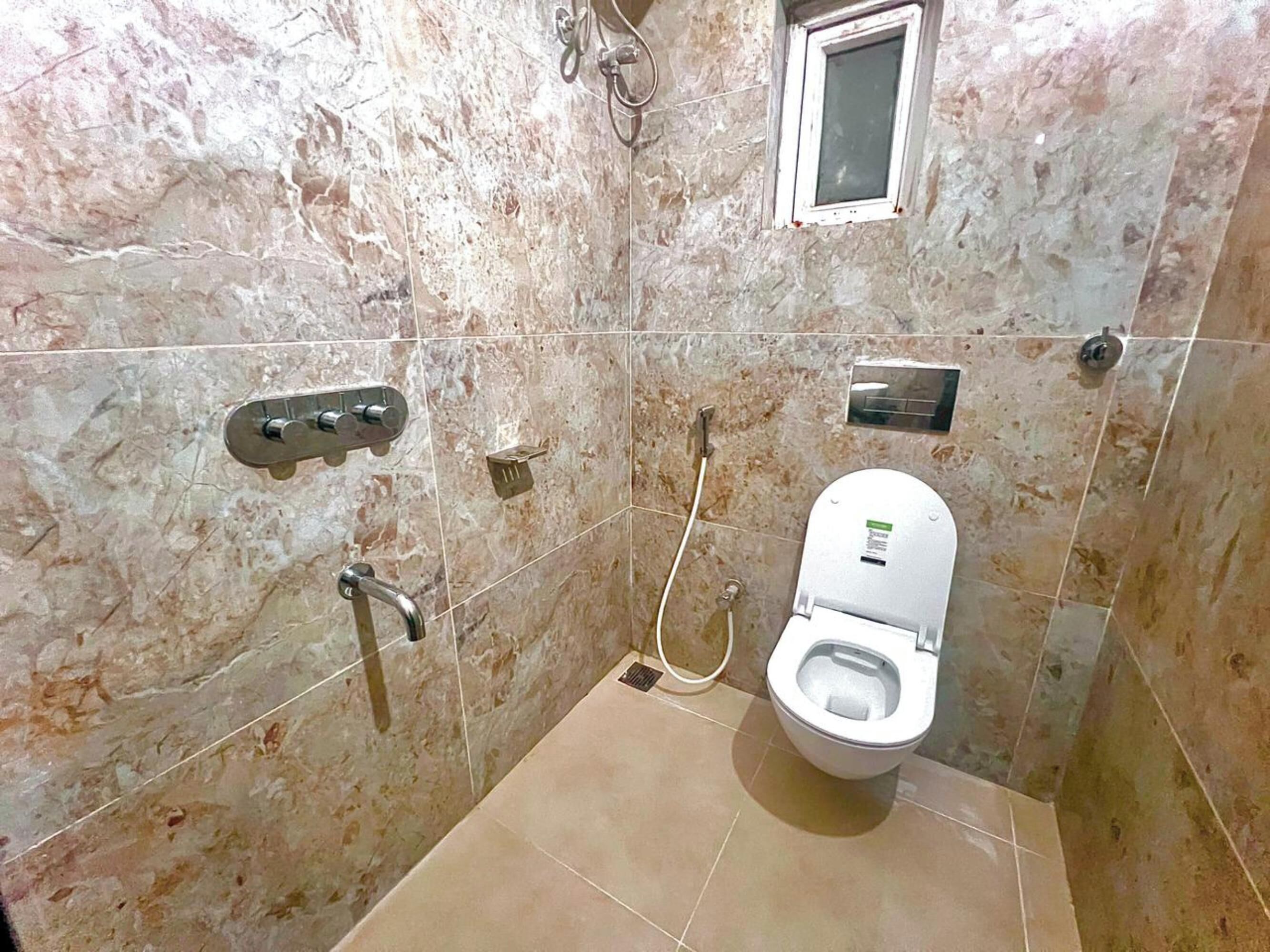 Shower, free toiletries, towels