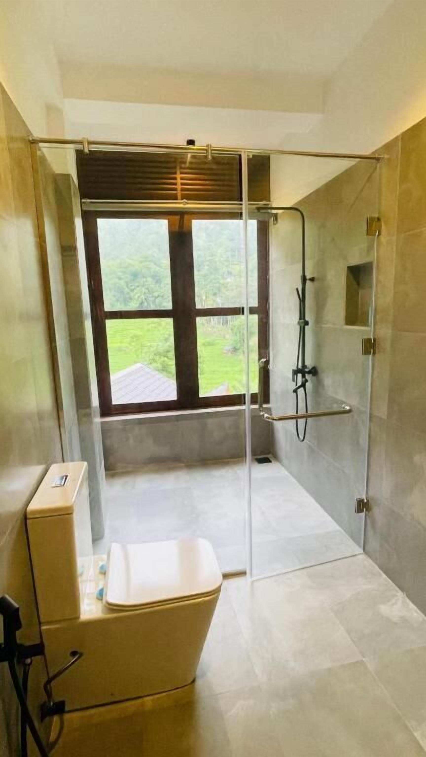 Quarto triplo, sacada, vista para a montanha | Banheiro