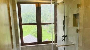Quarto triplo, sacada, vista para a montanha | Banheiro