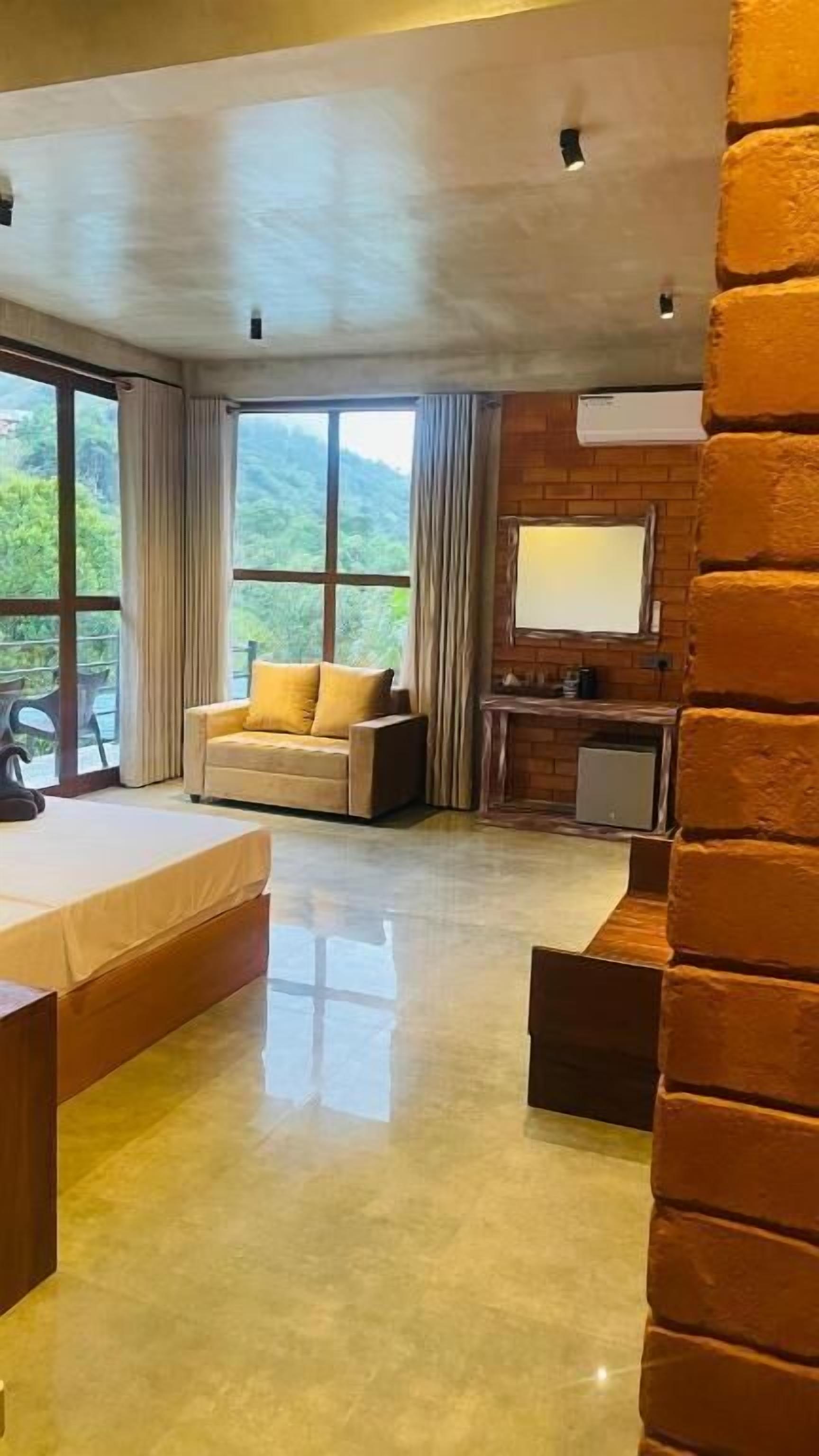 Quarto triplo, sacada, vista para a montanha | Área de estar