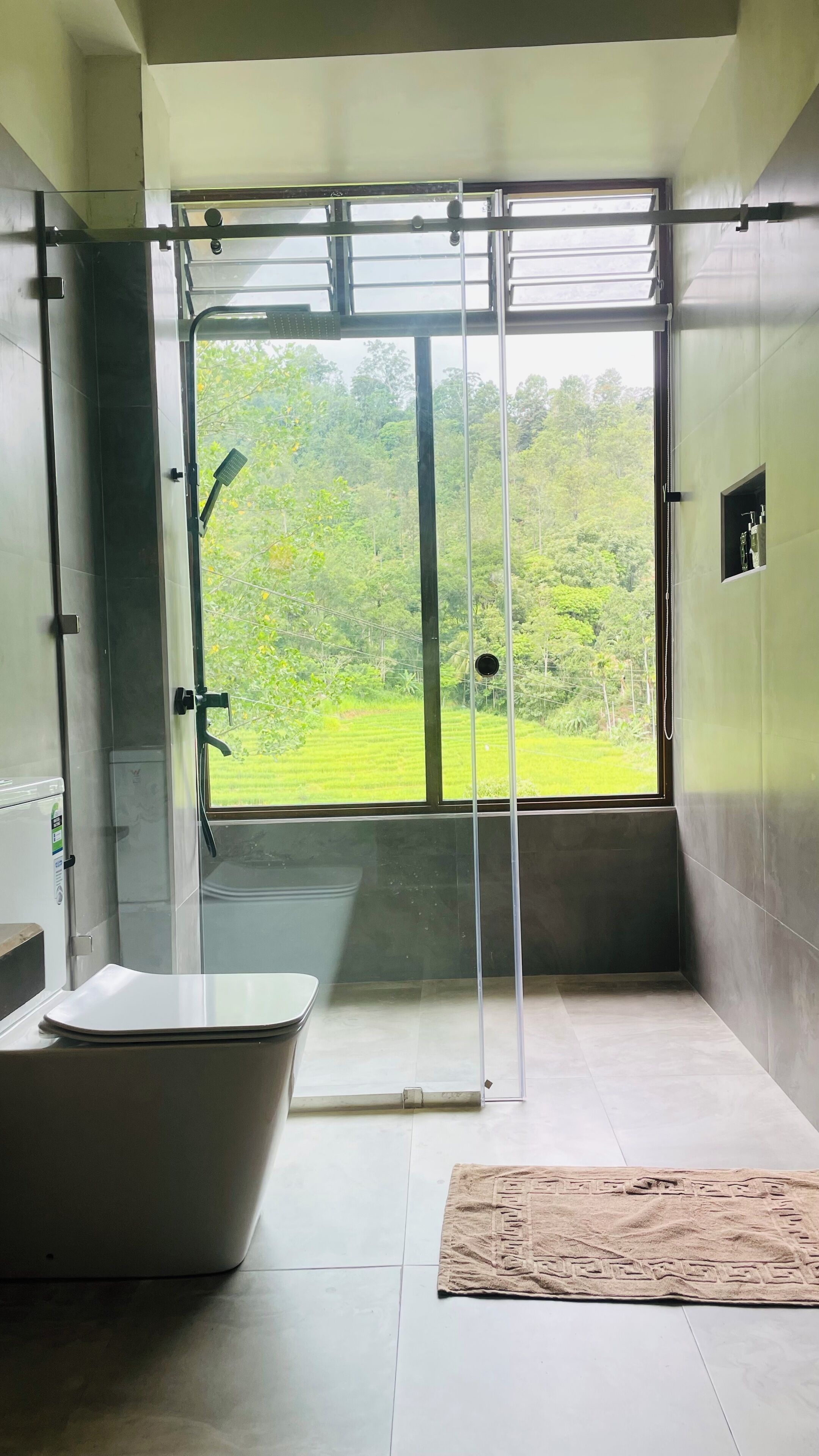 Deluxe vierpersoonskamer, balkon, uitzicht op bergen | Badkamer