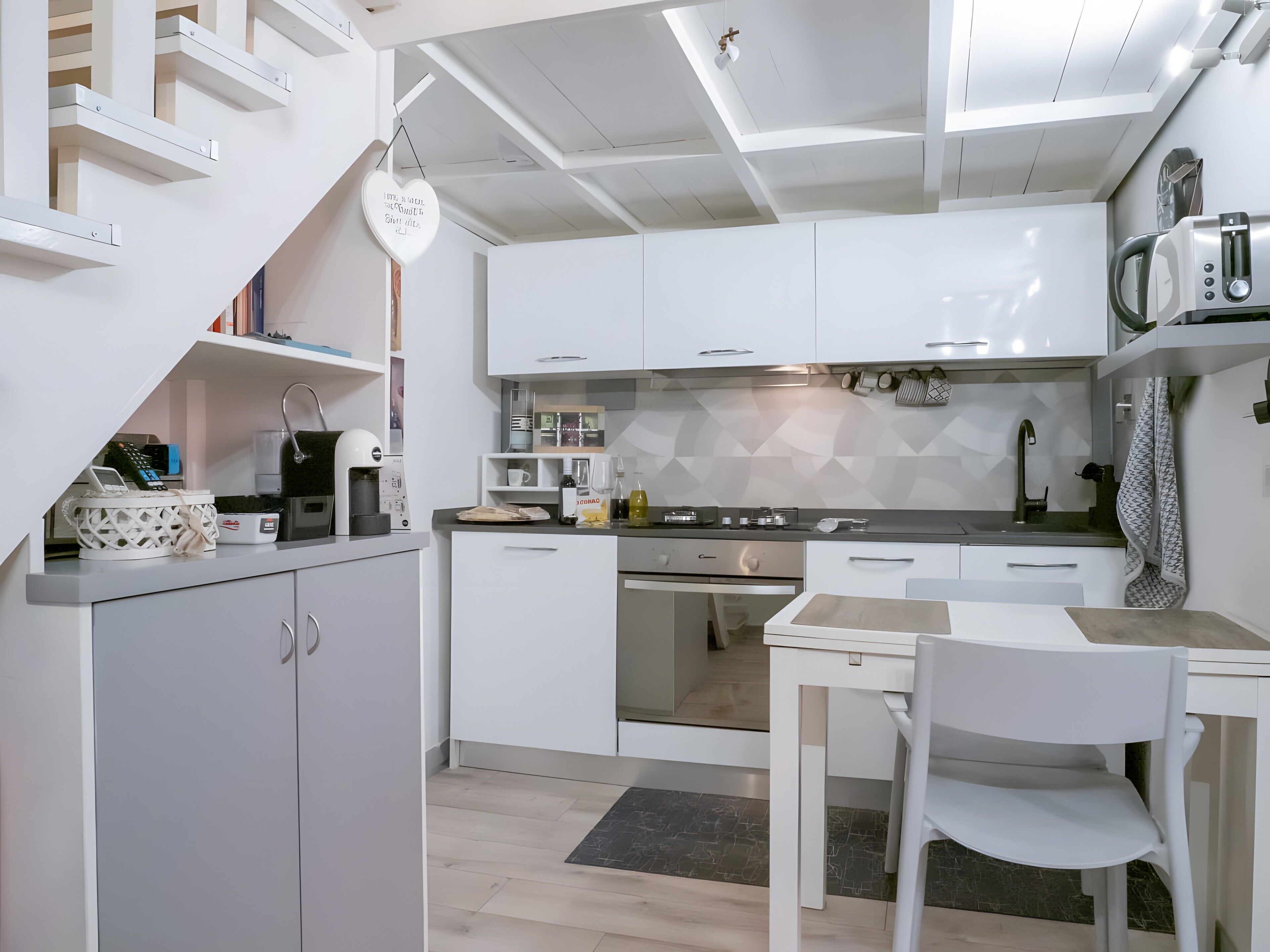 Fridge, oven, stovetop, electric kettle