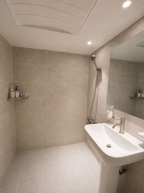 Chambre Quadruple Deluxe | Salle de bain | Douche, sèche-cheveux, serviettes fournies, savon