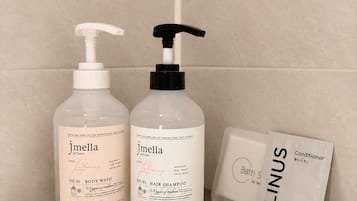 Ducha, secador de pelo, toallas y jabón