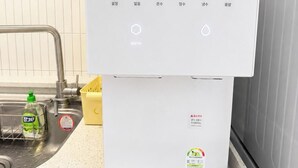 Une cuisine avec un plan de travail blanc, un évier et un lave-vaisselle.