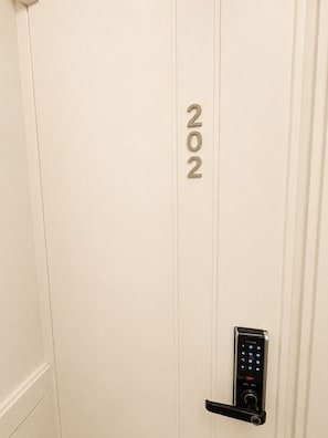 Una puerta con teclado numérico y manija.