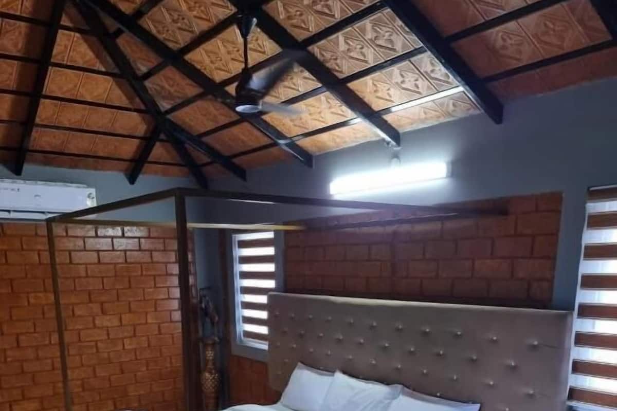 Luxury-Villa, 1 King-Bett, barrierearme Badewanne, zum Garten hin