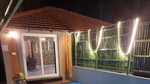 Biệt thự Cao cấp, 1 giường cỡ king, hồ bơi riêng, quang cảnh núi | Hồ bơi | 2 hồ bơi trong nhà 