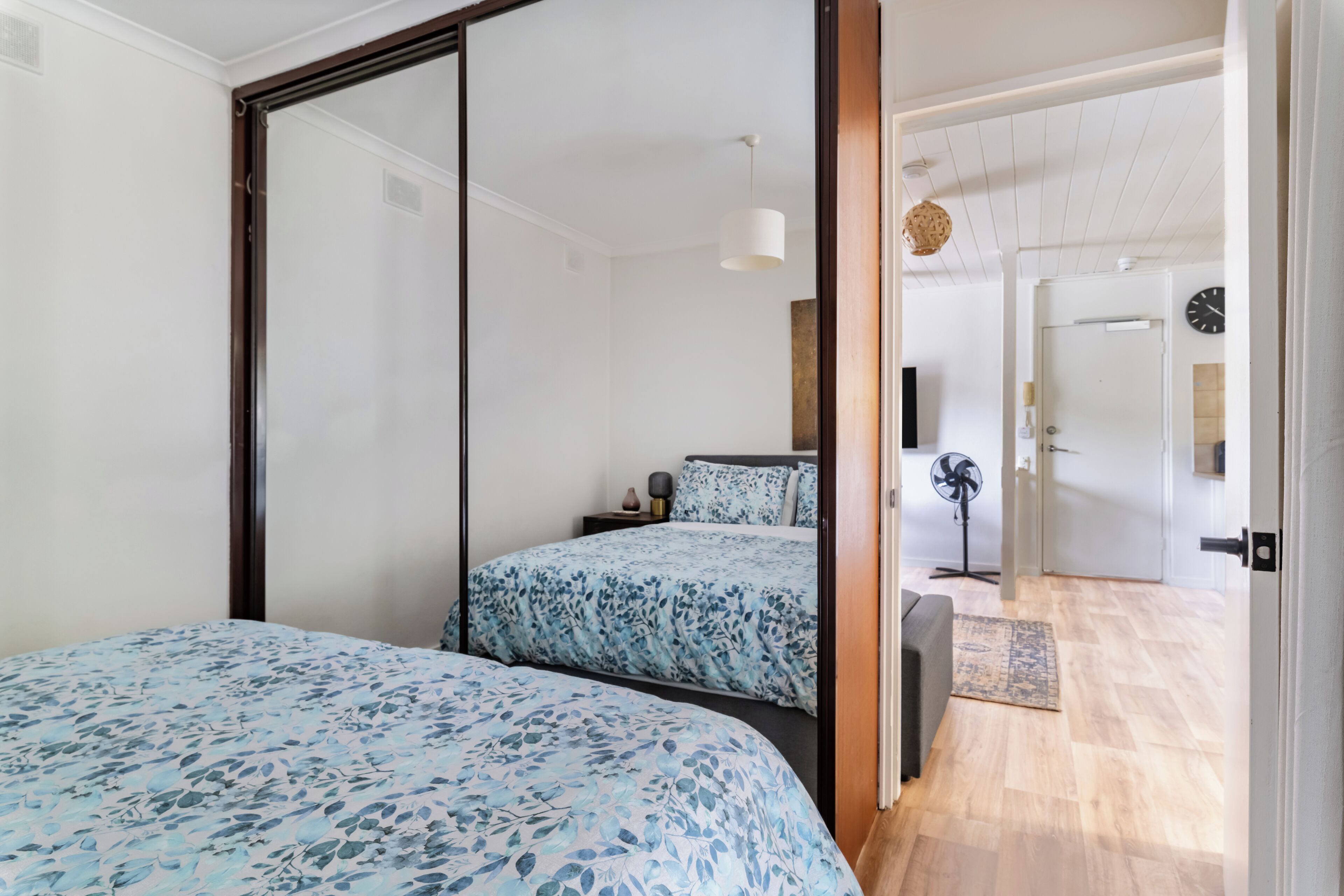 Iron/ironing board, bed sheets