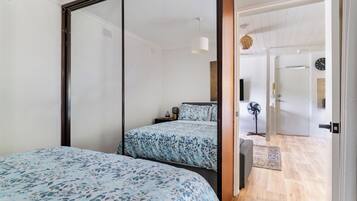 Iron/ironing board, bed sheets