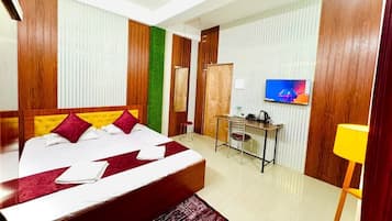 Habitación Deluxe doble, vistas a la ciudad | Espacio para trabajar con un portátil y wifi gratis