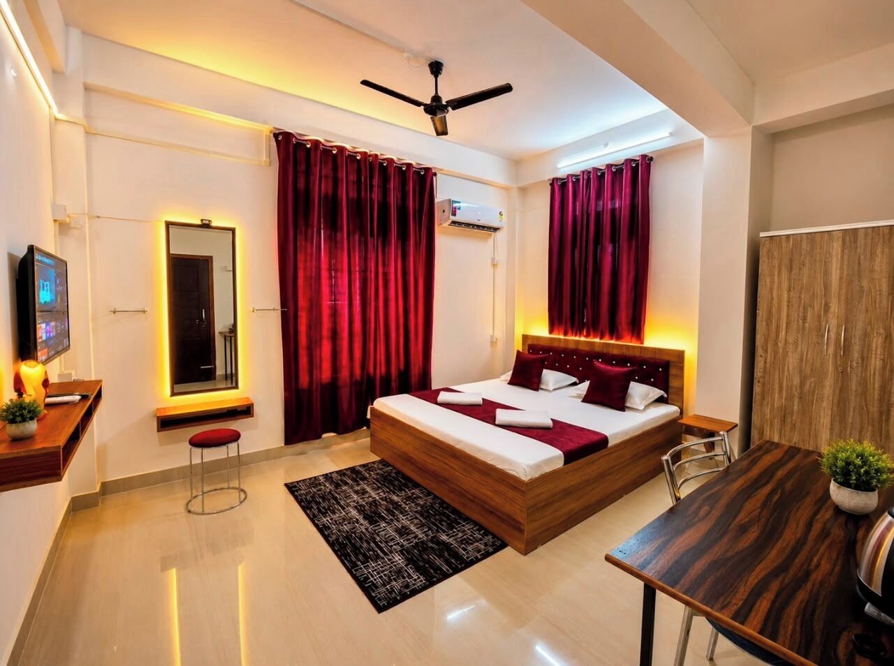 Deluxe Double Room, City View | Laptop workspace, WiFi (free)