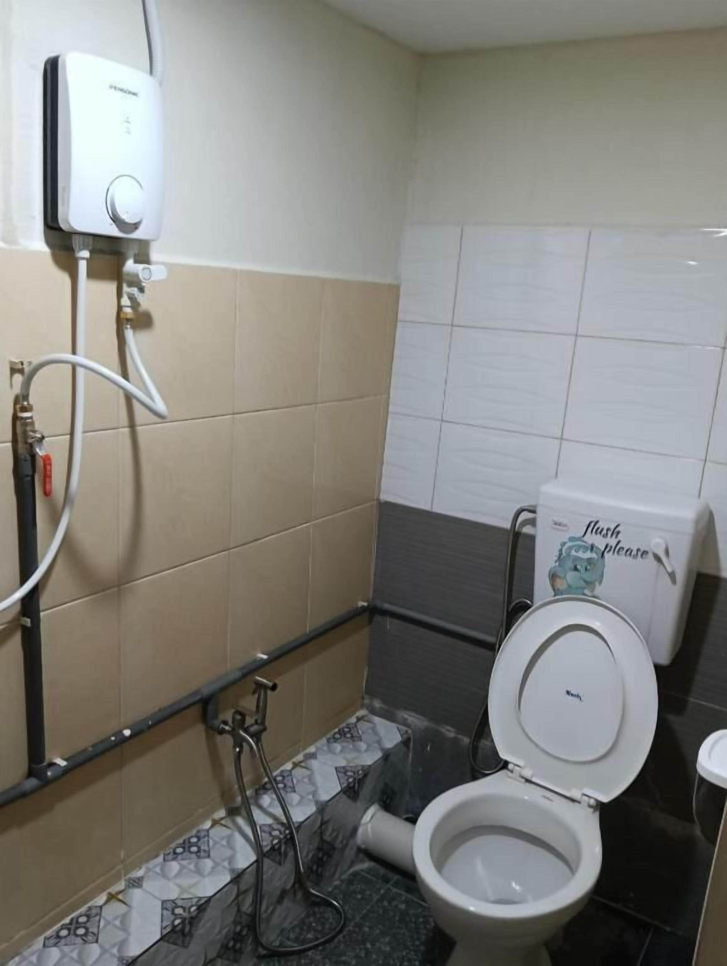 舒適三人房 | 浴室 | 淋浴設備、免費盥洗用品、吹風機、毛巾
