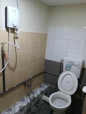 Comfort-Dreibettzimmer | Badezimmer | Dusche, kostenlose Toilettenartikel, Haartrockner, Handtücher