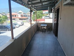 Family Room, Balcony | Outdoor dining - JSW PRAMLee (George Town)