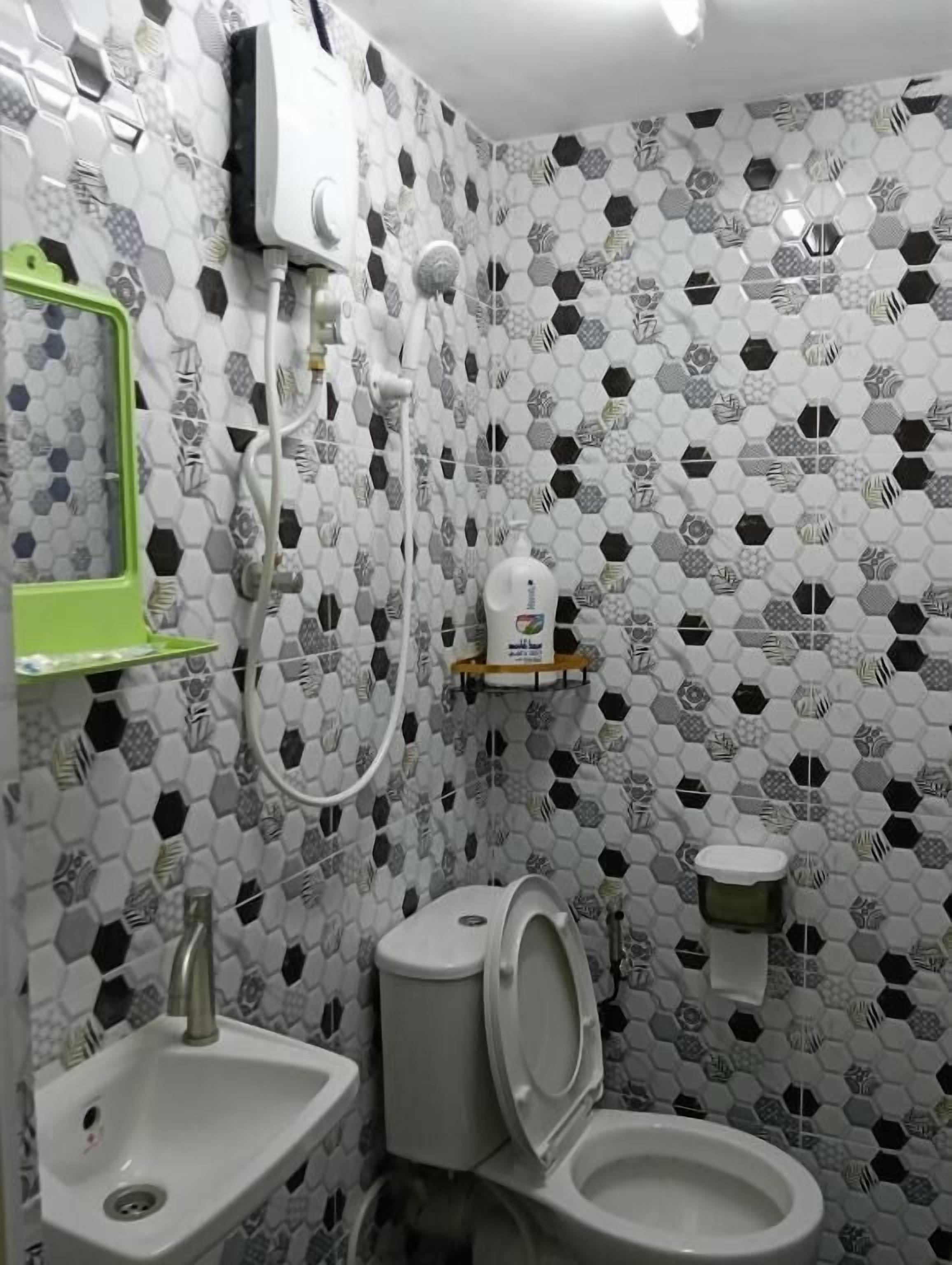 Ducha, artículos de higiene personal gratuitos y secador de pelo