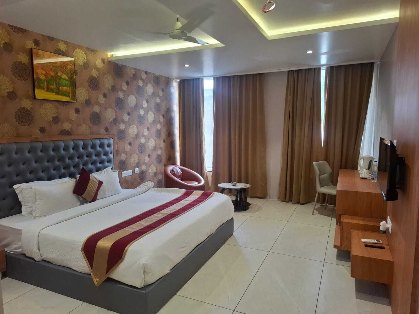Superior Suite | Desk, iron/ironing board, free WiFi