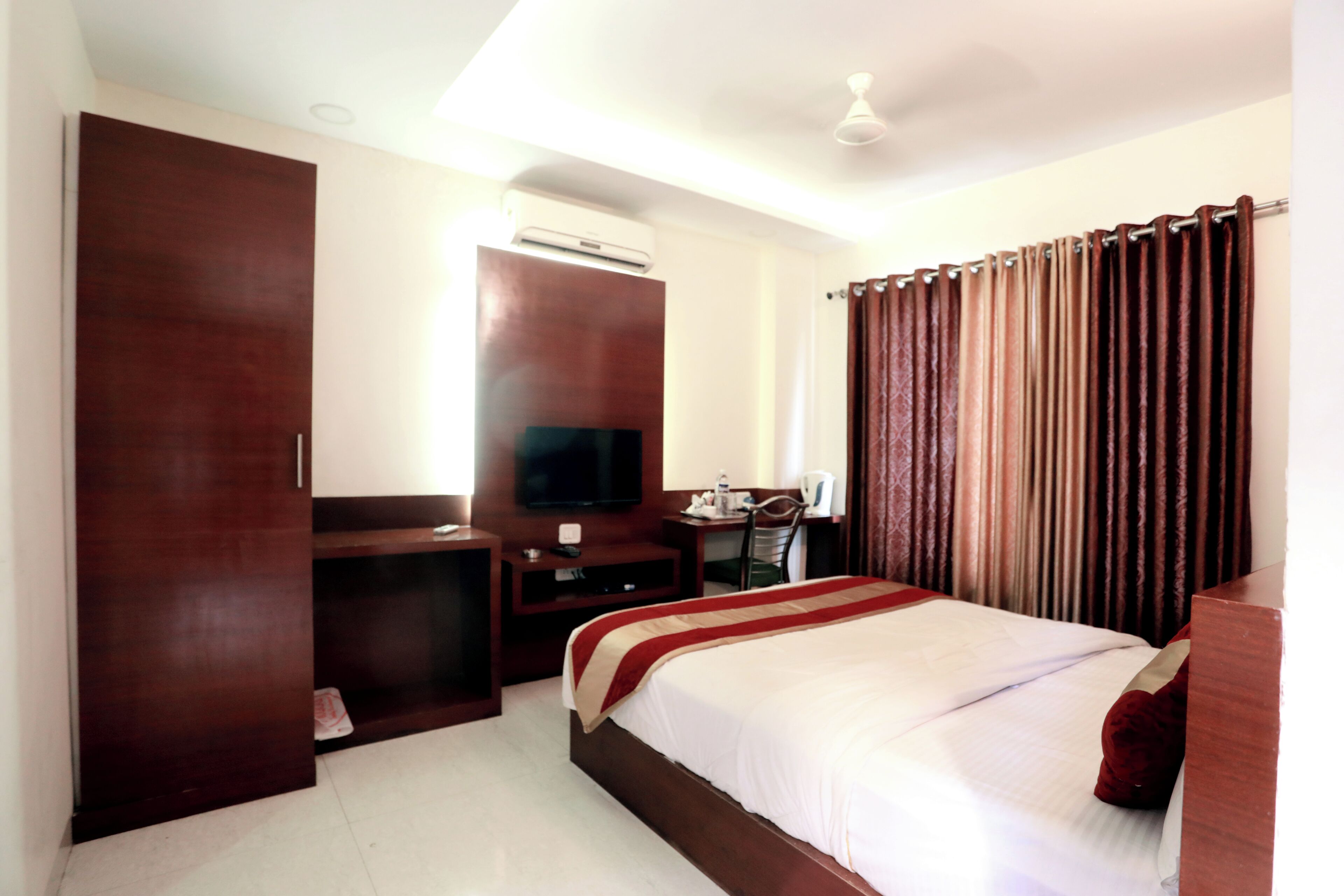 Deluxe Double Room | Desk, iron/ironing board, free WiFi