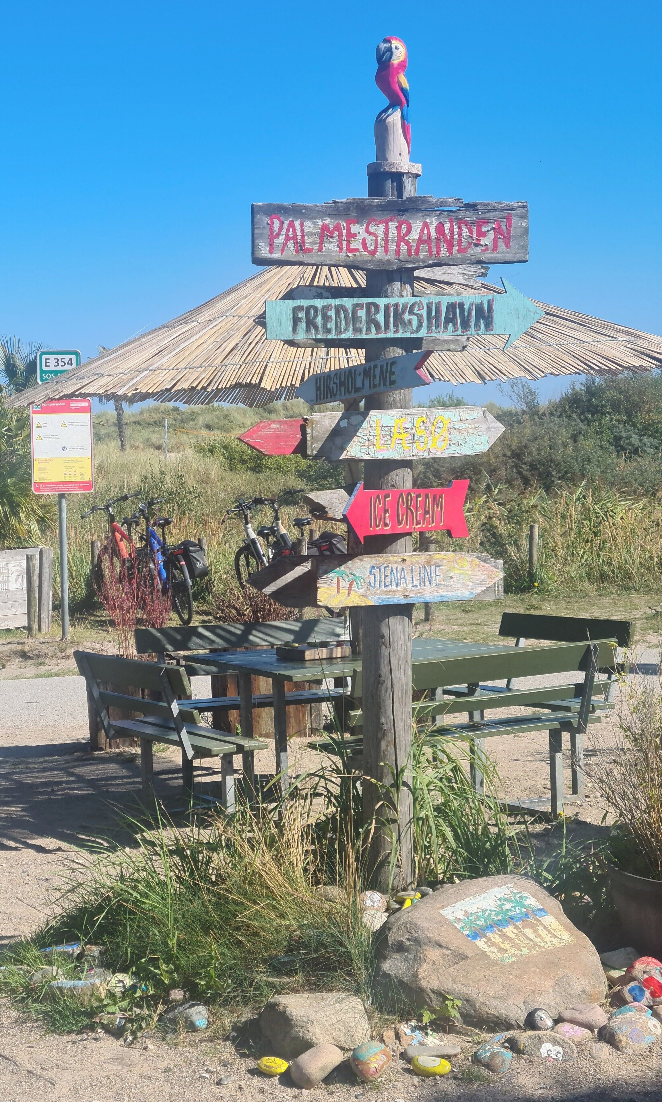 Una playa cerca, sillas reclinables de playa, vóleibol de playa