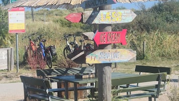 Una playa cerca, sillas reclinables de playa, vóleibol de playa