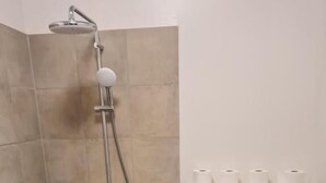 Shower, hair dryer, towels, soap - Damm Hotell  (Frederikshavn)