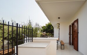 A balcony with a metal railing, a bench, and a door. - Pet friendly home in Porto Empedocle with WiFi (Porto Empedocle)