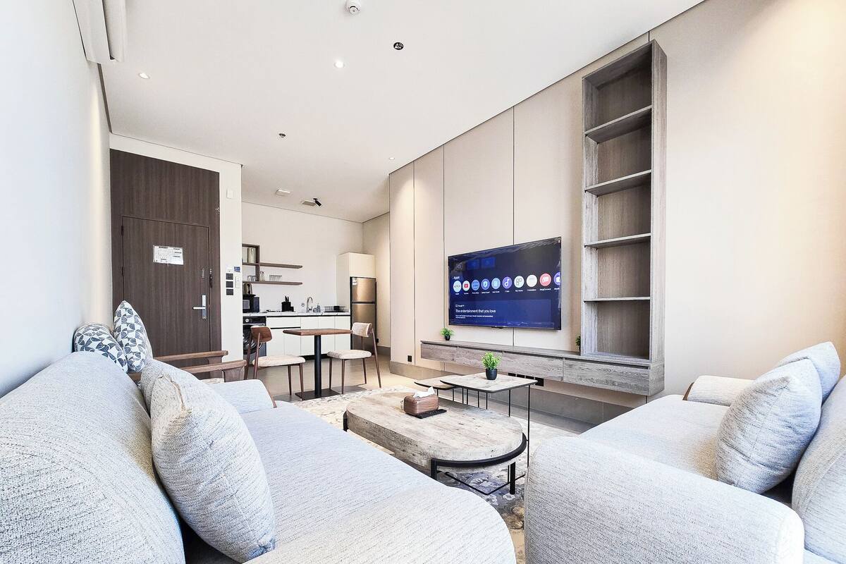 TV connectée de 65 pouces avec chaînes par satellite