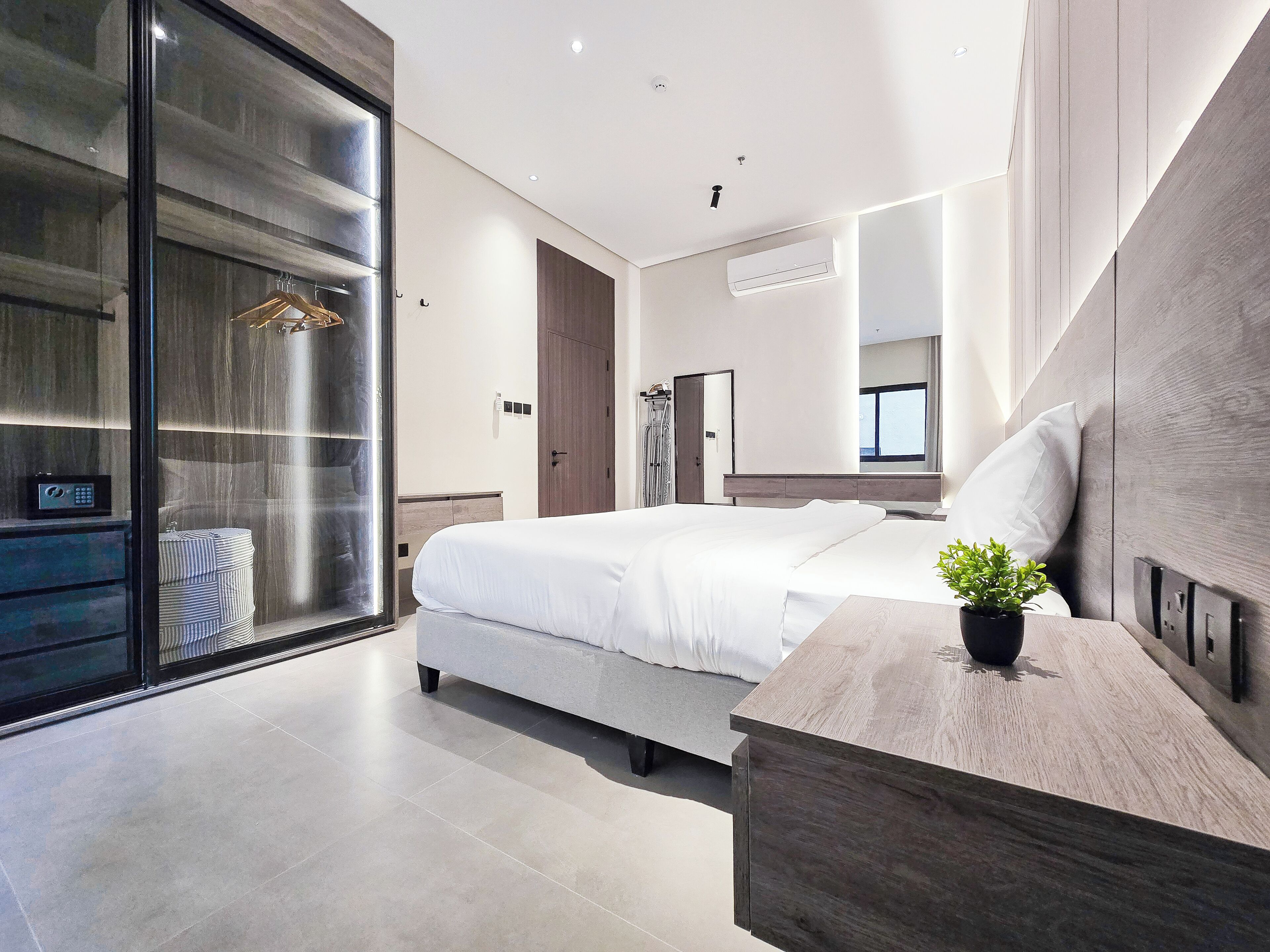 Hypo-allergenic bedding, in-room safe, free WiFi