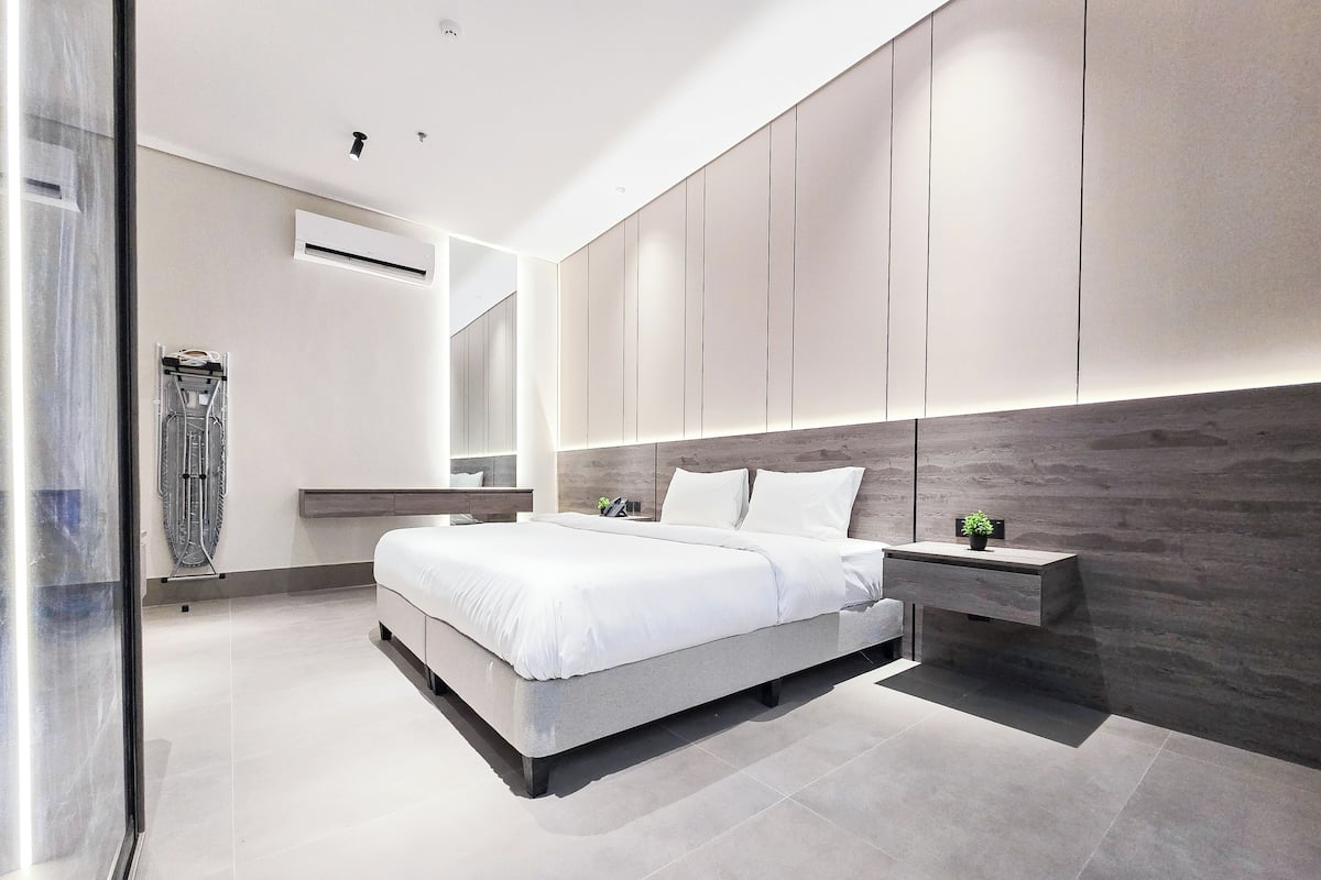 Deluxe Apartment | Hypo-allergenic bedding, in-room safe, free WiFi