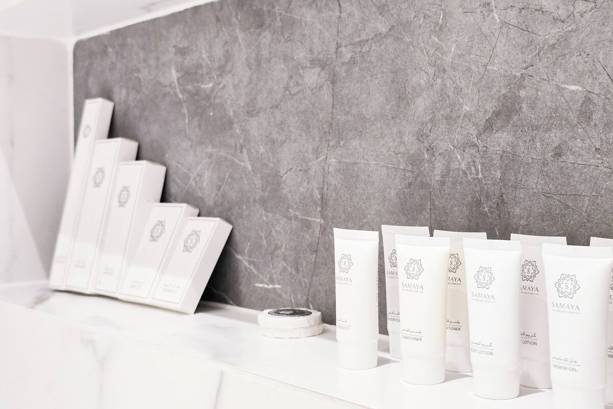 Căn hộ Deluxe | Tiện nghi phòng tắm | Buồng tắm vòi sen, đồ dùng nhà tắm miễn phí, máy sấy tóc, khăn tắm