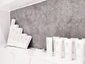 Deluxe Apartment | Bathroom amenities | Shower, hair dryer, towels, soap - MR STAY (Riyadh)