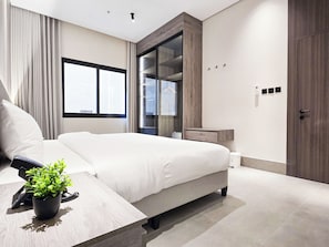 Hypo-allergenic bedding, in-room safe, free WiFi - MR STAY (Riyadh)