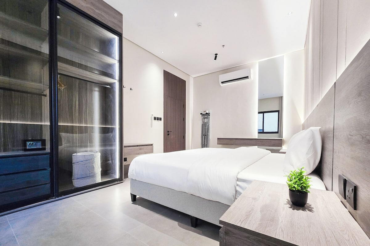 Hypo-allergenic bedding, in-room safe, free WiFi