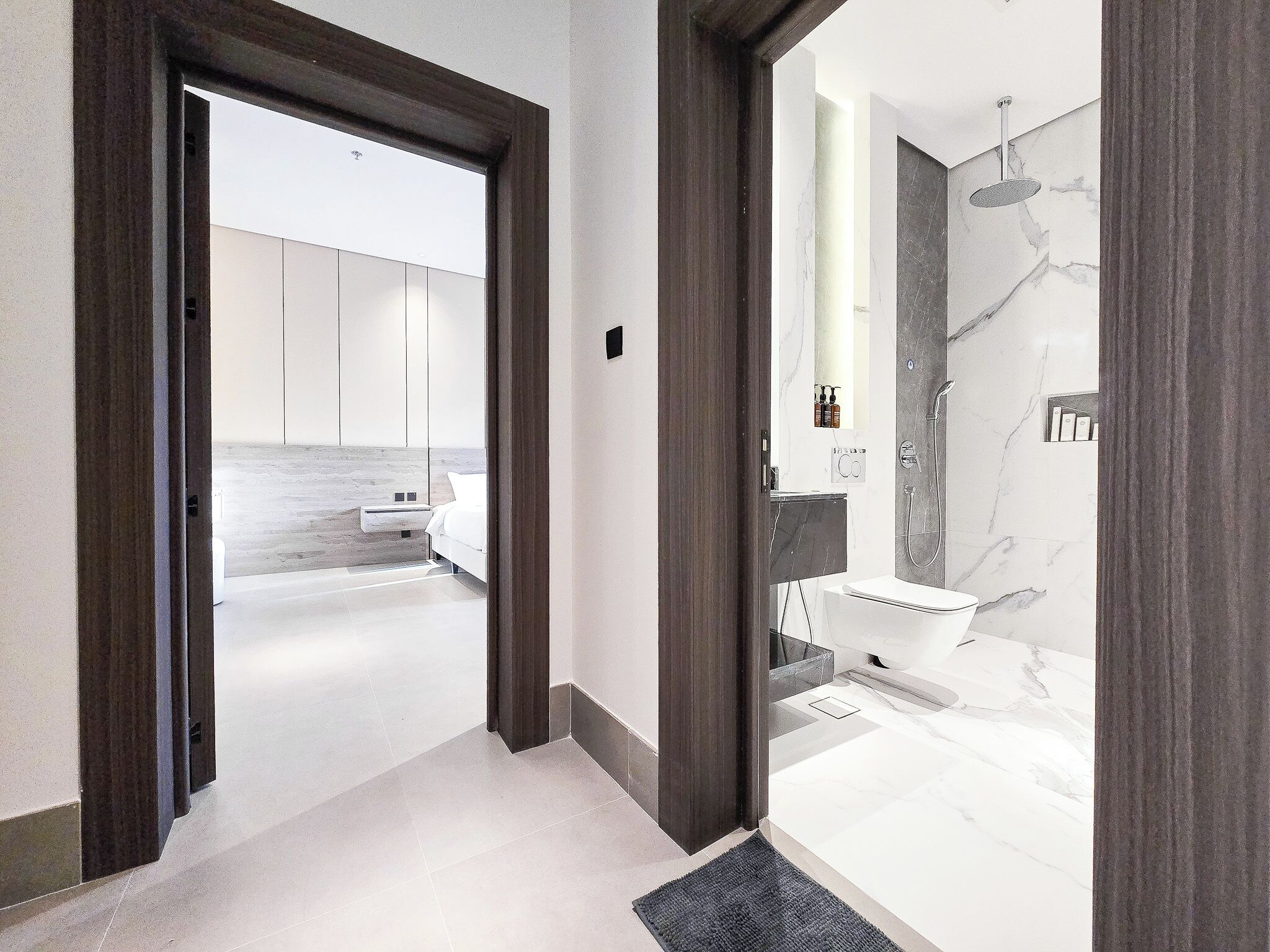 Grand Apartment | Bathroom | Shower, hair dryer, towels, soap