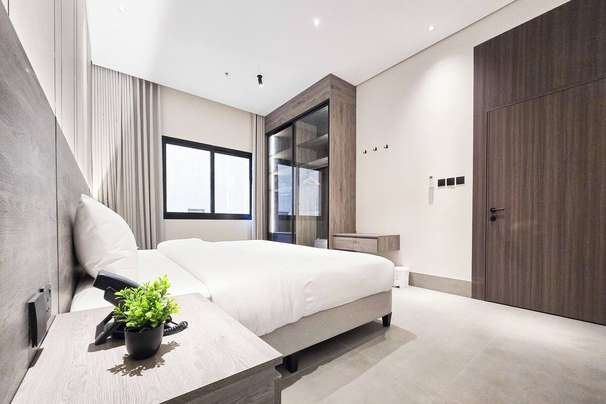 Hypo-allergenic bedding, in-room safe, free WiFi