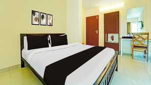 Ein Hotelzimmer mit Bett, Schreibtisch und Stuhl.