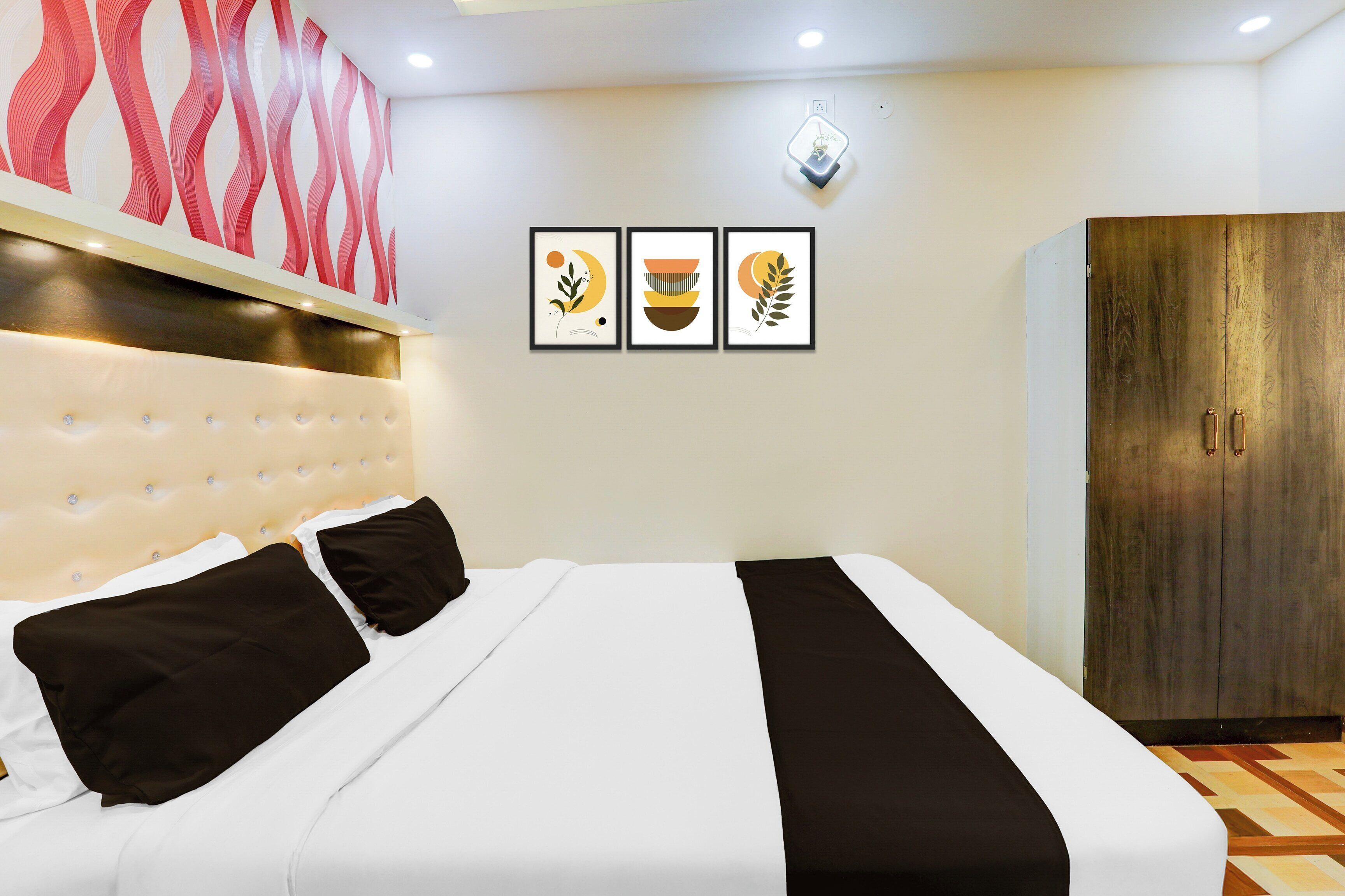 Ein Hotelzimmer mit einem Bett, einem Kleiderschrank und Wandbildern.