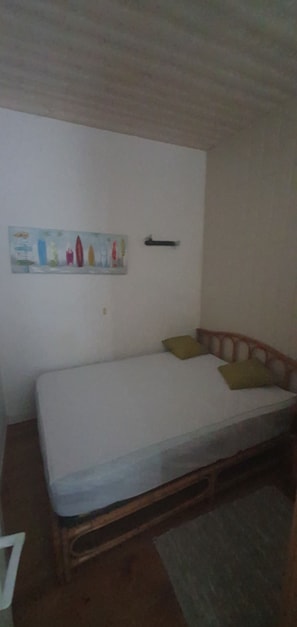 Iron/ironing board, bed sheets - Apartment 50 meters from the ocean, with the train station and shops nearby (Houlgate)