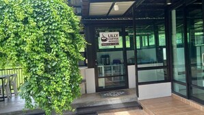 A coffee shop entrance with a sign indicating it is open from 07:00 to 11:00.