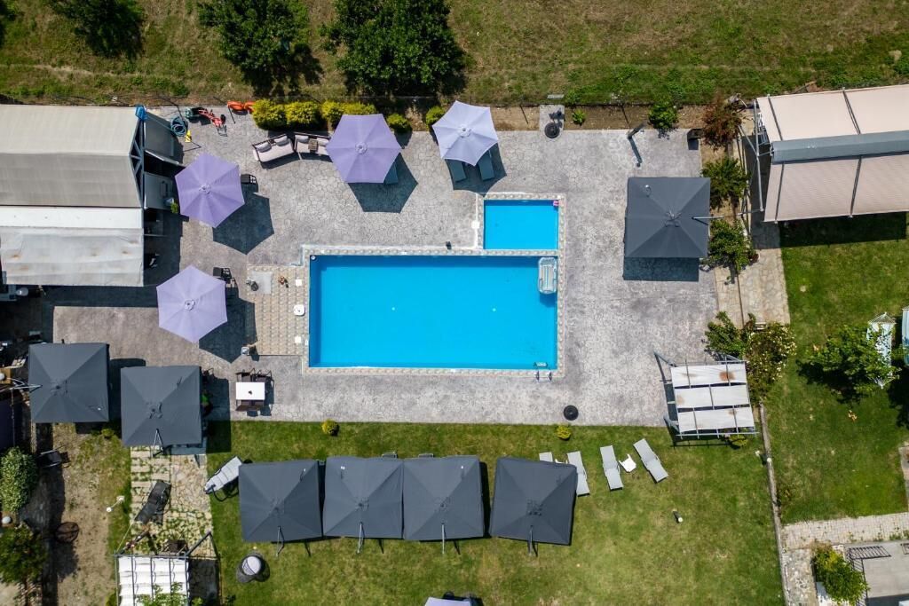 Una piscina al aire libre de temporada