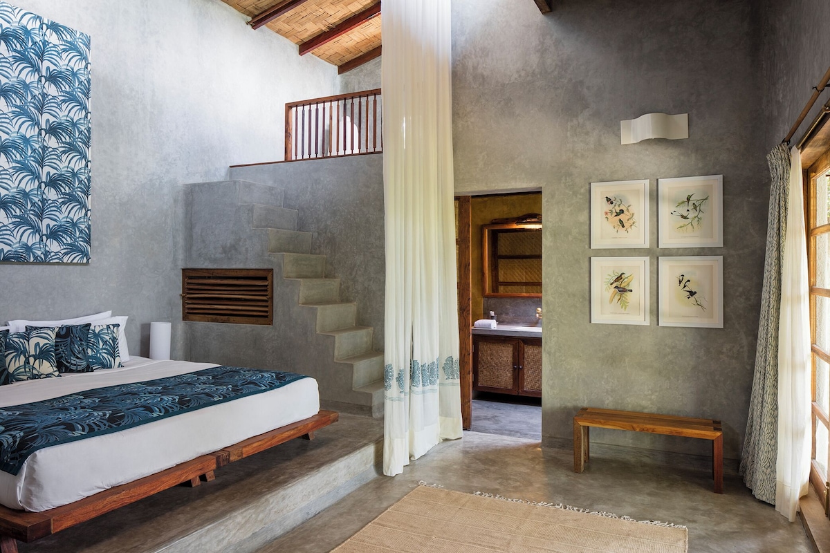 Suite de diseñador, vista al jardín | Escritorio y ropa de cama 