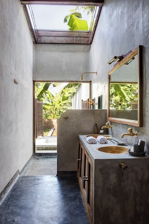 Deluxe suite, uitzicht op tuin | Badkamer | Een haardroger, pantoffels, handdoeken, zeep