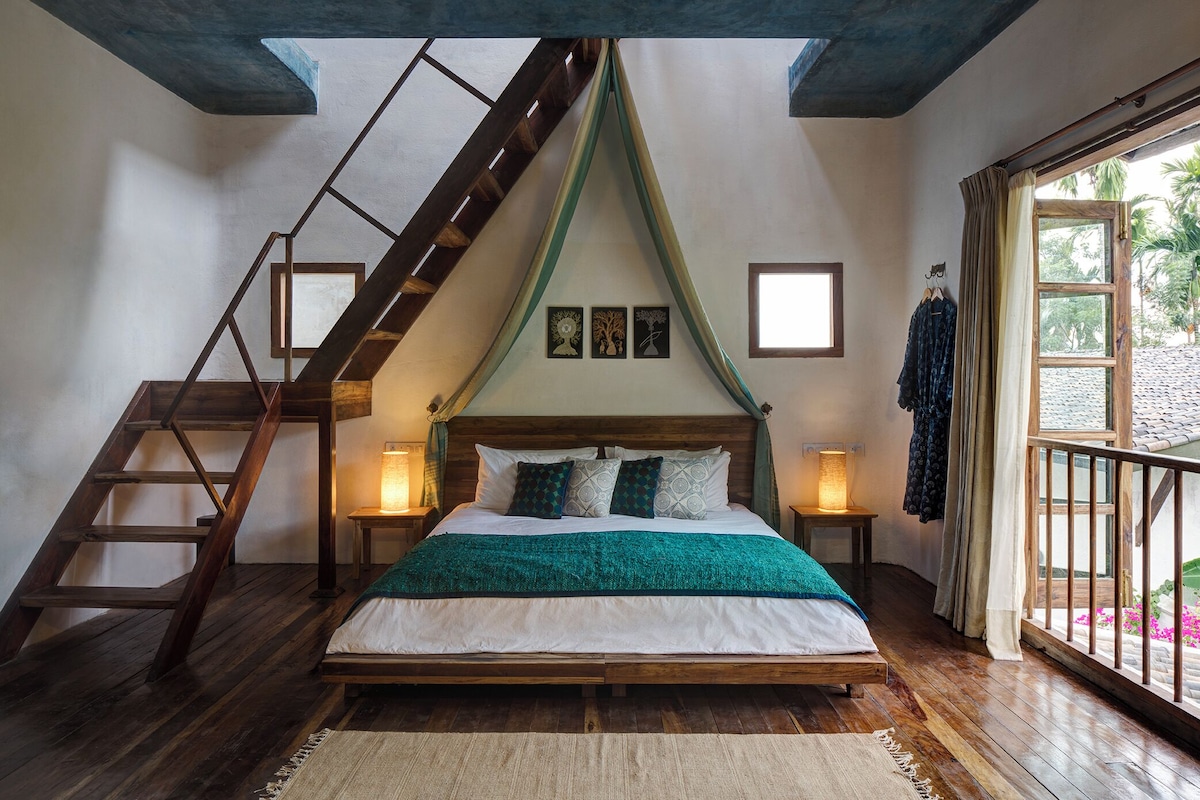 Escritorio y ropa de cama 