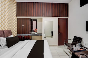 Desk, free WiFi - Super Collection O by OYO Focal Point (Ludhiana)