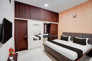 Desk, free WiFi - Super Collection O by OYO Focal Point (Ludhiana)